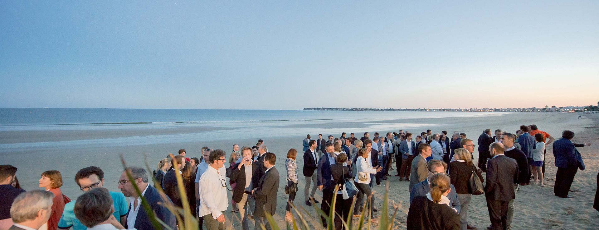 personne lors d'une soirée sur la plage en fin de journée lors d'une manifestation pro