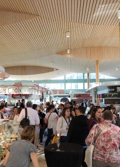 reception d'un groupe lors d'une soiree privée  dans la halle du marché de la Baule