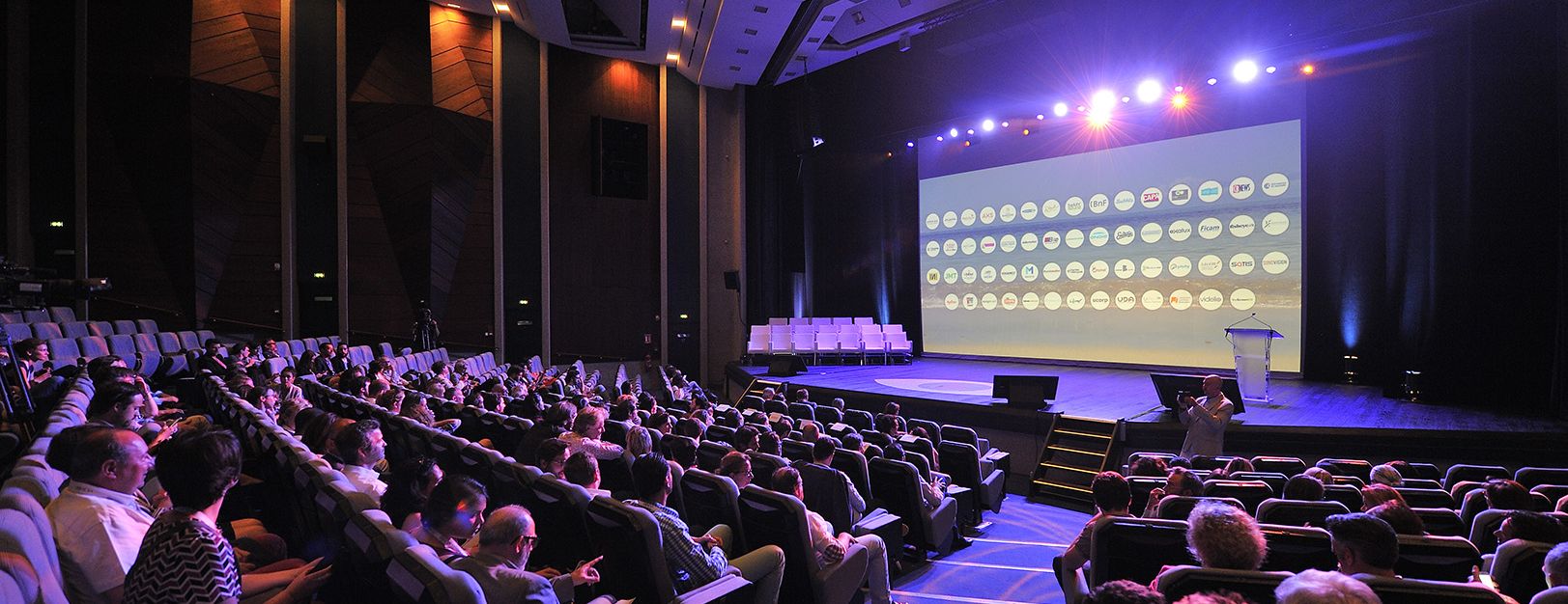 salle de l'auditorium du Palais de la Baule avec vue sur des participants