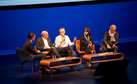 conferenciers sur scene de l'auditorium du palais Atlantia