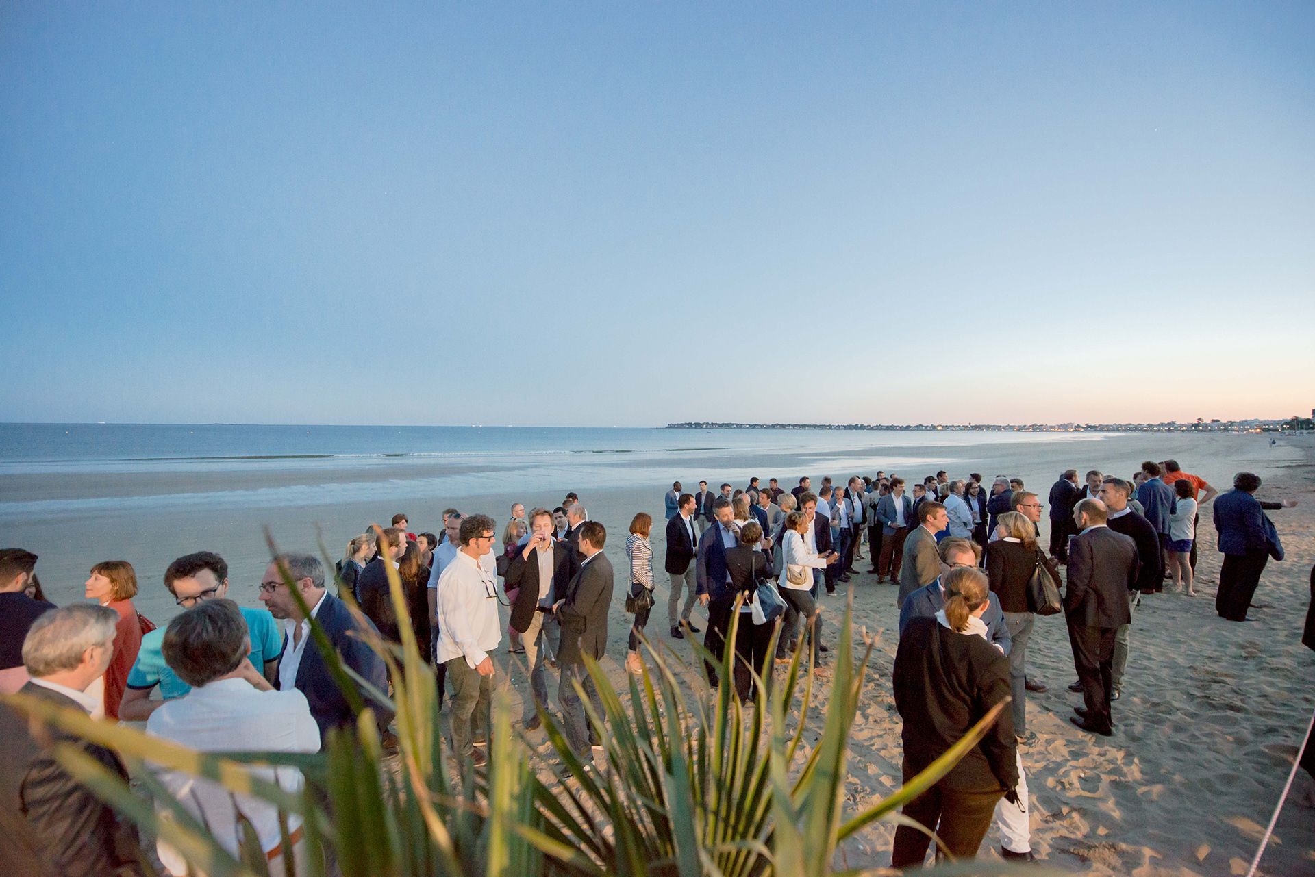 personne lors d'une soirée sur la plage en fin de journée lors d'une manifestation pro