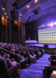 salle de l'auditorium du Palais de la Baule avec vue sur des participants