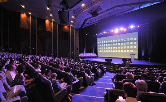 salle remplis de spectateurs dans l'auditorium du Palais Atlantia