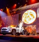 scenographie de l'auditorium avec scène aménagé pyrotechnie, son et lumière à l'occasion d'un lancement. de produit vehicule organisé par la baule evenements