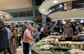 visiteurs au buffet lors de la soiree halle de marché organisé dans le Palais des Congrès Atlantia à la Baule