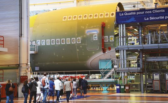 photo de personnes lors d'une  visite de l'industriel AIRBUS avec les services de La Baule événements