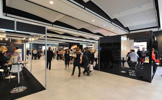 stands avec visiteurs lors d'un salon dans le palais des congres atlantia à la Baule