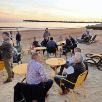 personne sur la plage attablé lors d'un cocktail soirée du la plage de La Baule pendant un evenement pro