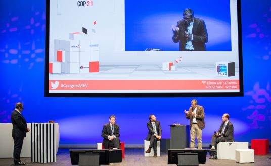 Decoration scenique pendant un evenement avec ecran led et salon sur scène aménagés par la baule événements