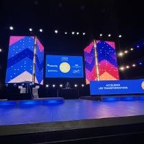 photo du décor numérique en arrière de la scène lors d'un spectacle dans l'auditorium