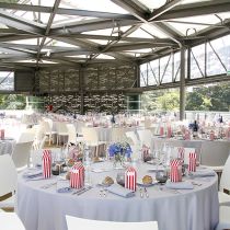 photo d'un émnagement avec table pour la restauration dans la verrière du la Baule pour un événement pro