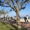 Groupe de personnes en deplacement à pied sur le long de la plage de la Baule