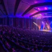 vue sur la scène avec animateur au sein de l'auditorium remplis de spectateurs au Palais des congrès de la Baule