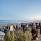 Personnes lors d'une soirée les pieds dans le sable à la Baule