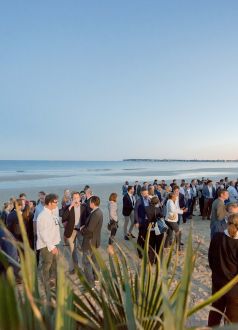 personne lors d'une soirée sur la plage en fin de journée lors d'une manifestation pro