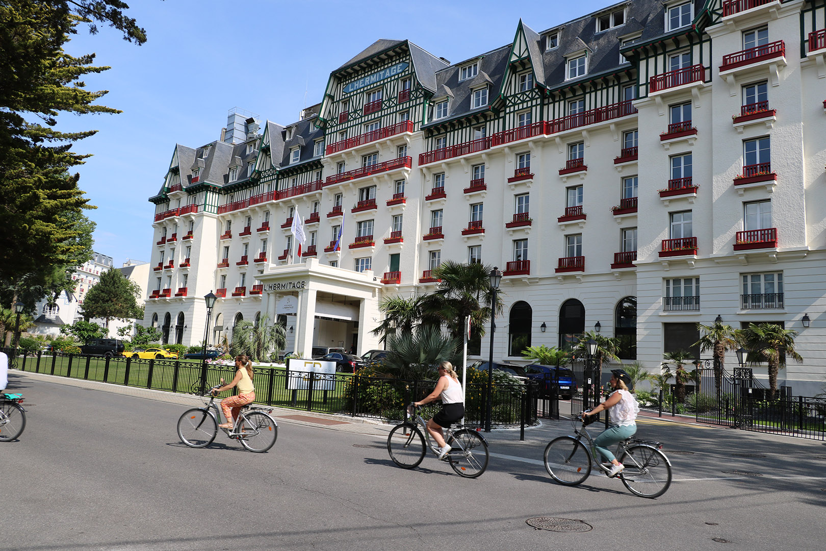 Groupe de cyclistes en balade dans la ville de la Baule, ville accessible et agréable pour circuler à vélo