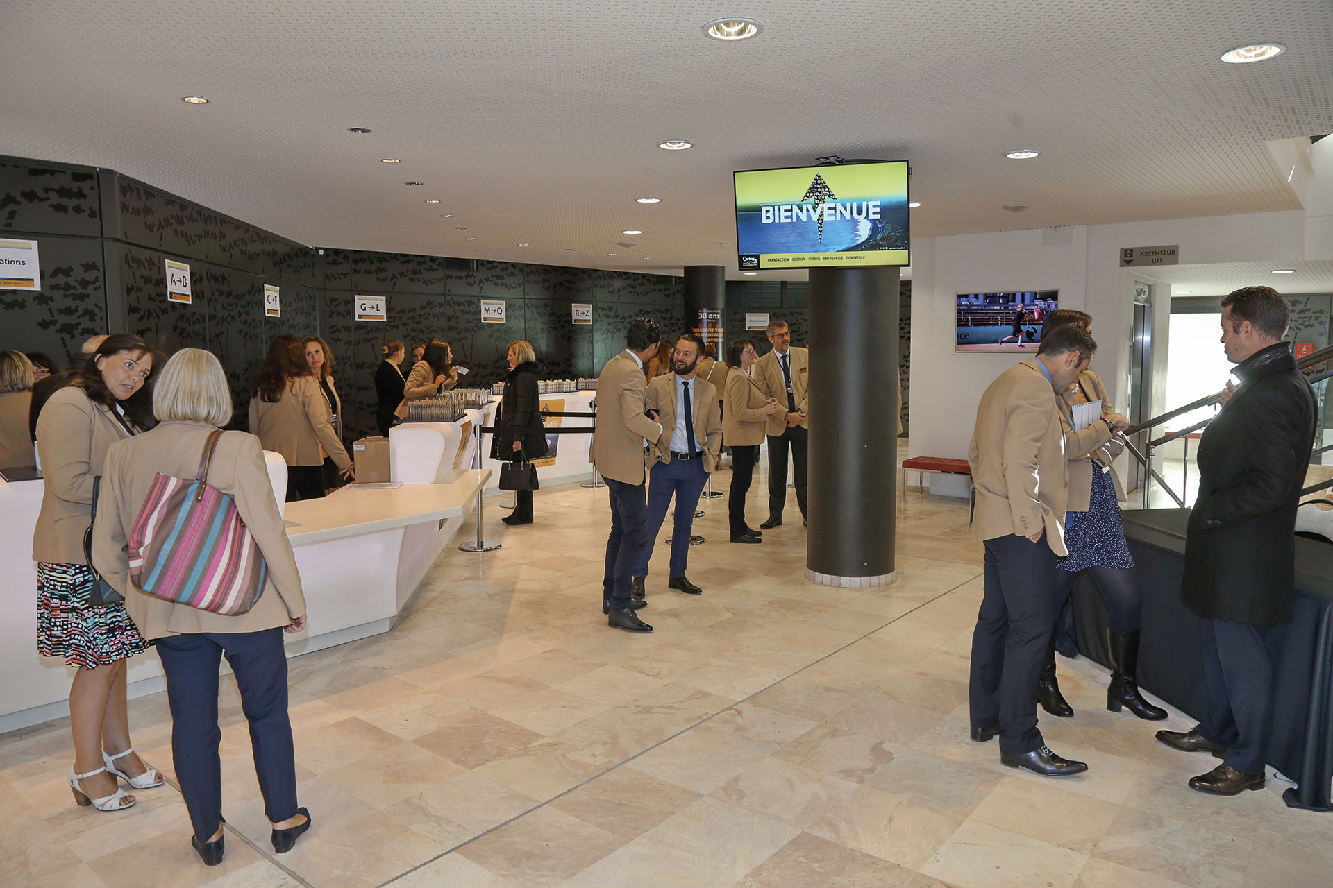 Espace hall d'accueil du palais des congrès La Baule avec des visiteurs et séminaristes