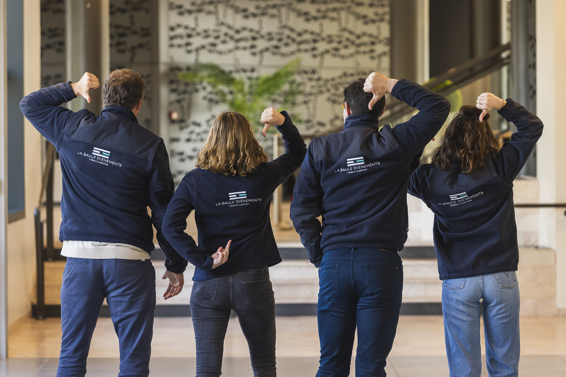 Equipe de Atlantia de dos dans le hall du Palais des Congrès de la Baule