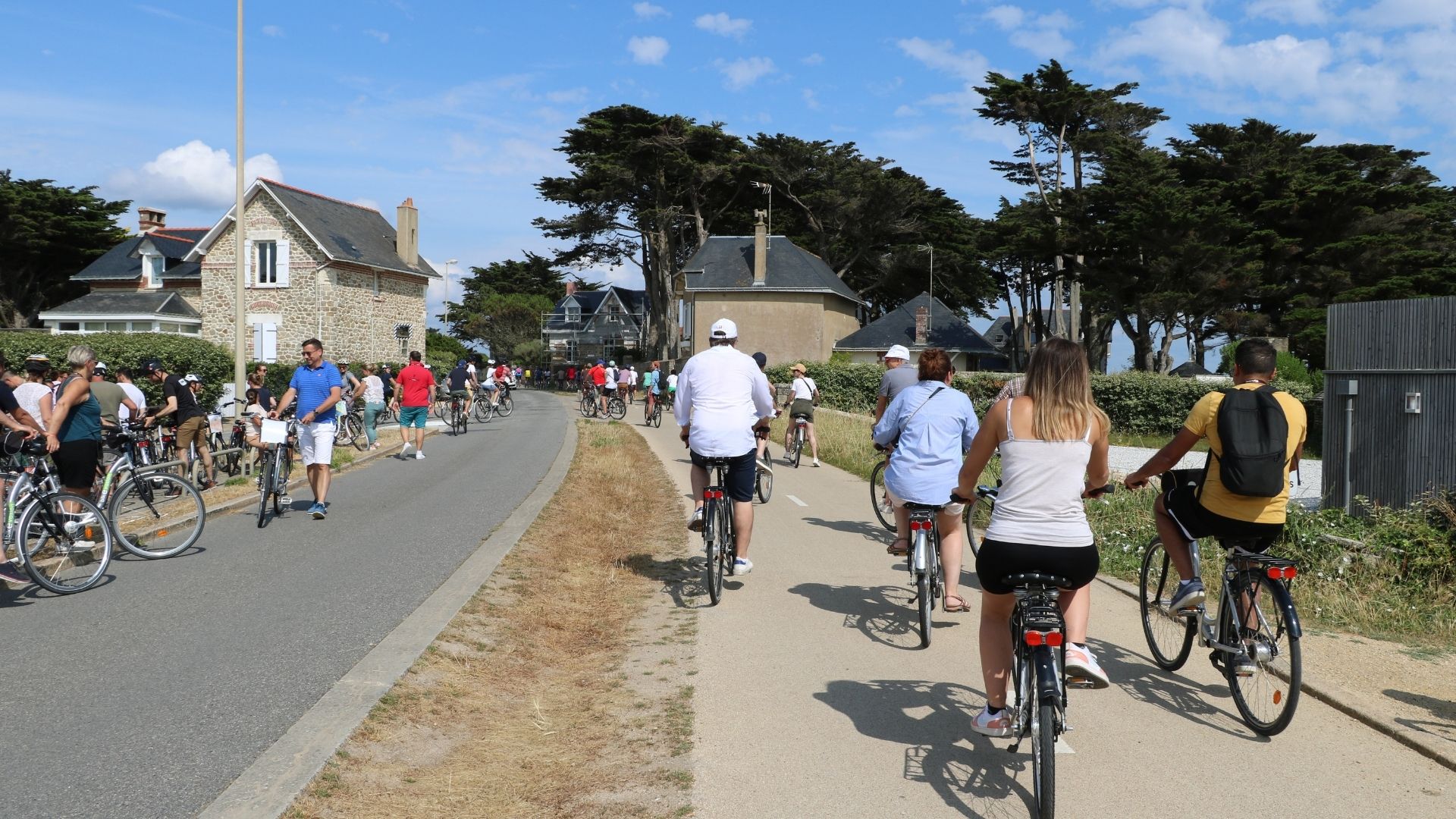 Groupe de personnes à vélo en plein Incentive à La Baule organisée par La Baule Evénements