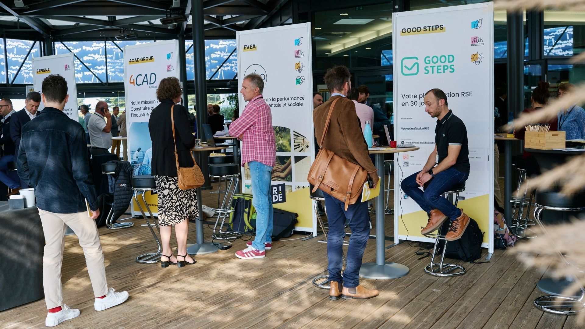 personnes en échange sur divers stands lors d'un salon au sein du Palais des Congrès de la Baule