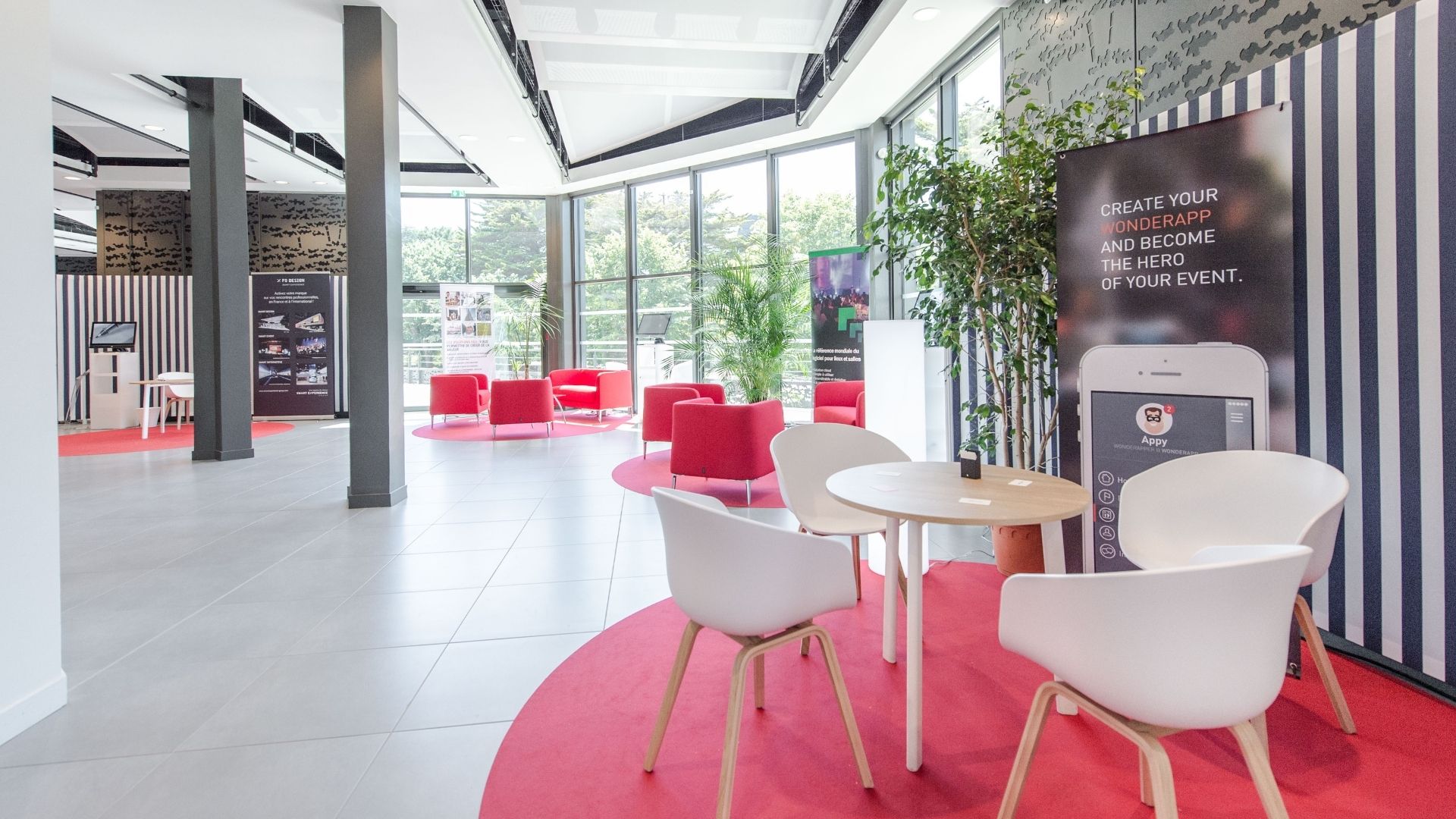 Vue intérieure sur des petits espace salon au sein du Palais des congrès de la Baule, lieu lumineux et entièrement vitré