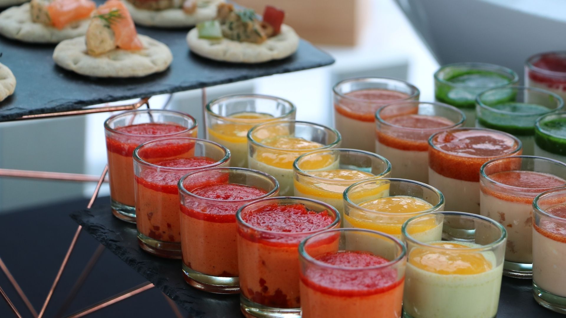 photo de buffet apéritif avec verrines et petits fours au sein du Palais des Congrès de la Baule