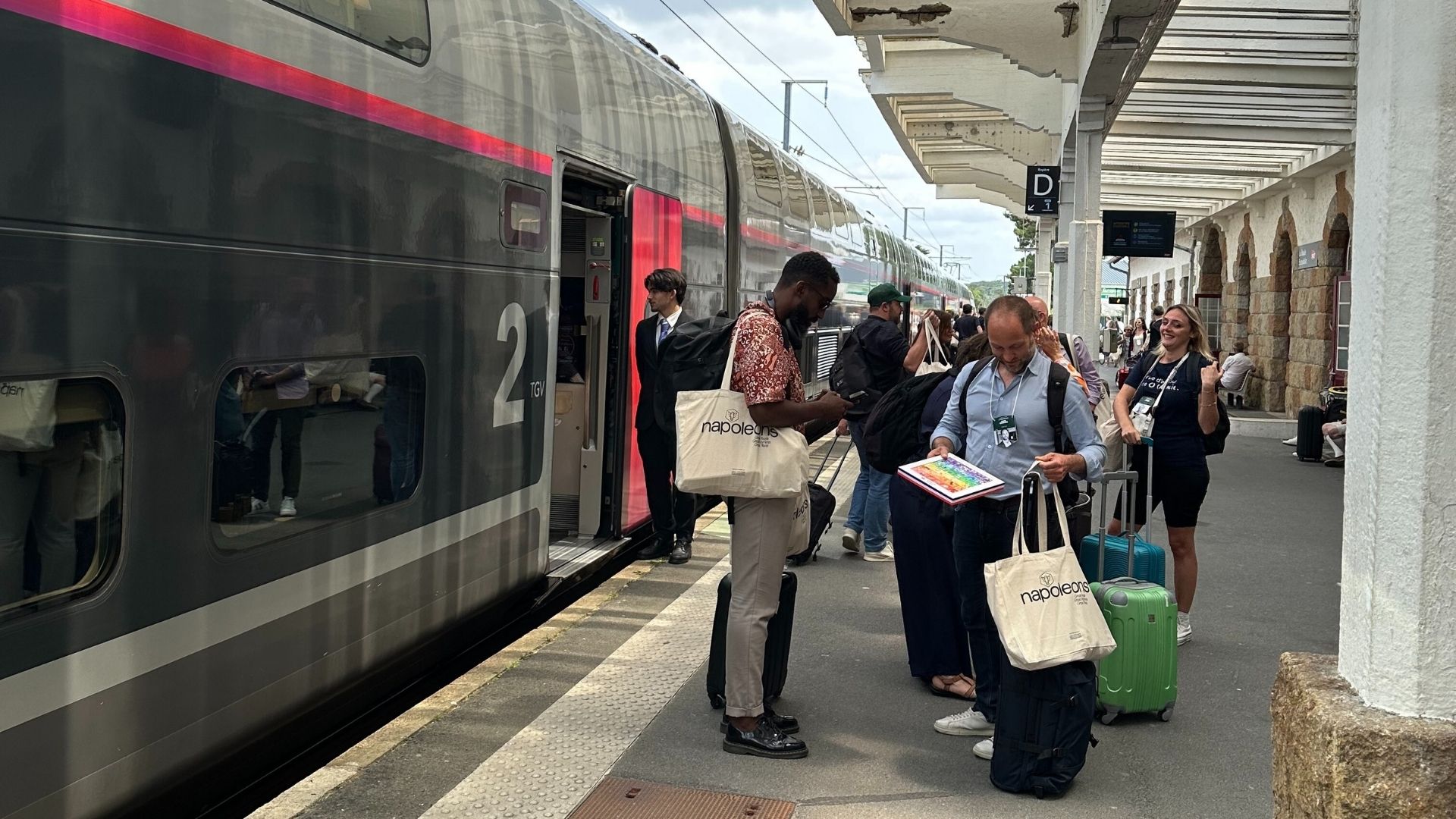 Voyageurs en descentes du train sur le quai en gare de la Baule Escoublac