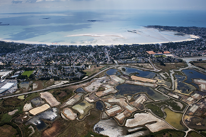 Vue aérienne de la Baule avec les marais salants et la baie avec la plage