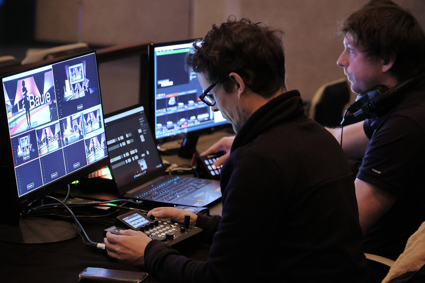 vue sur les équipes techniques de la regie intégrée pendant un live en streaming pour un événement organisé par la baule evenements